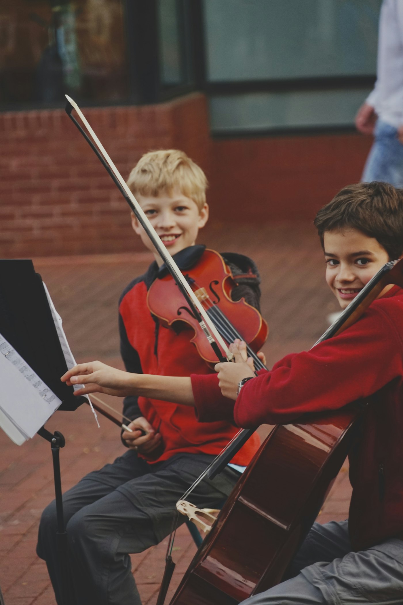 Two children playing violin side by side